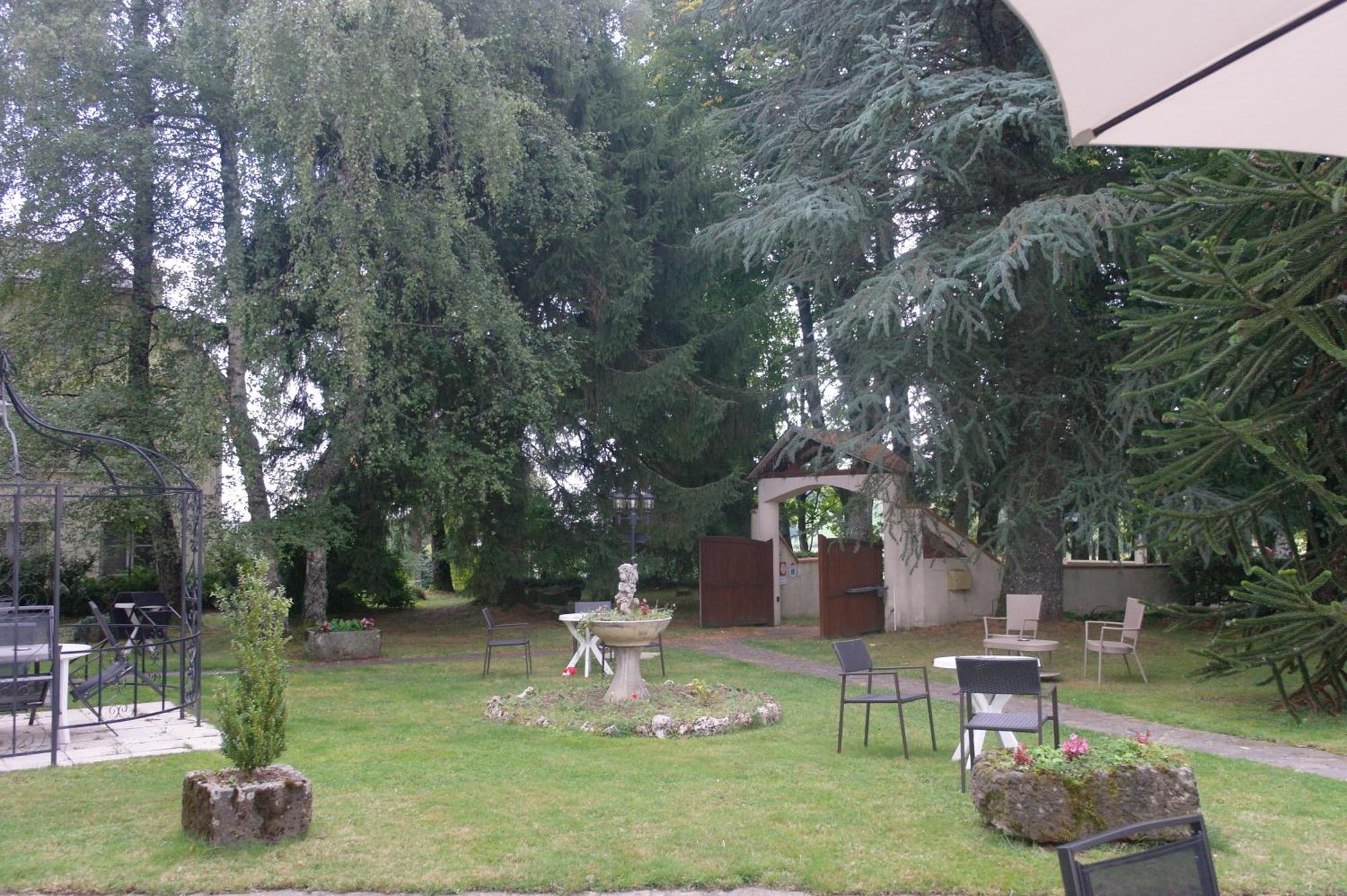 Hostellerie Saint Clement Vic-sur-Cère Εξωτερικό φωτογραφία